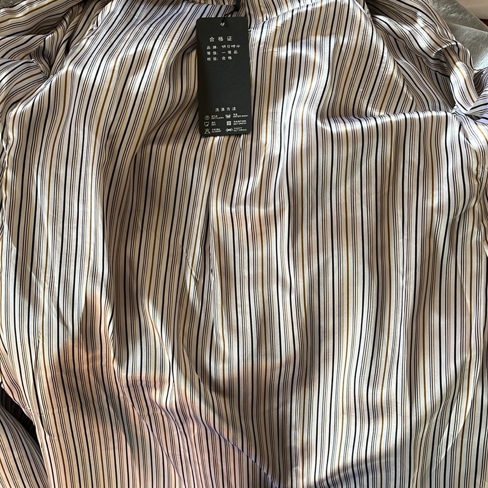 Fashion tomorrow Sliver Metallic Button up trench Coat w/1/4”sleeves & Belt - Picture 9 of 11